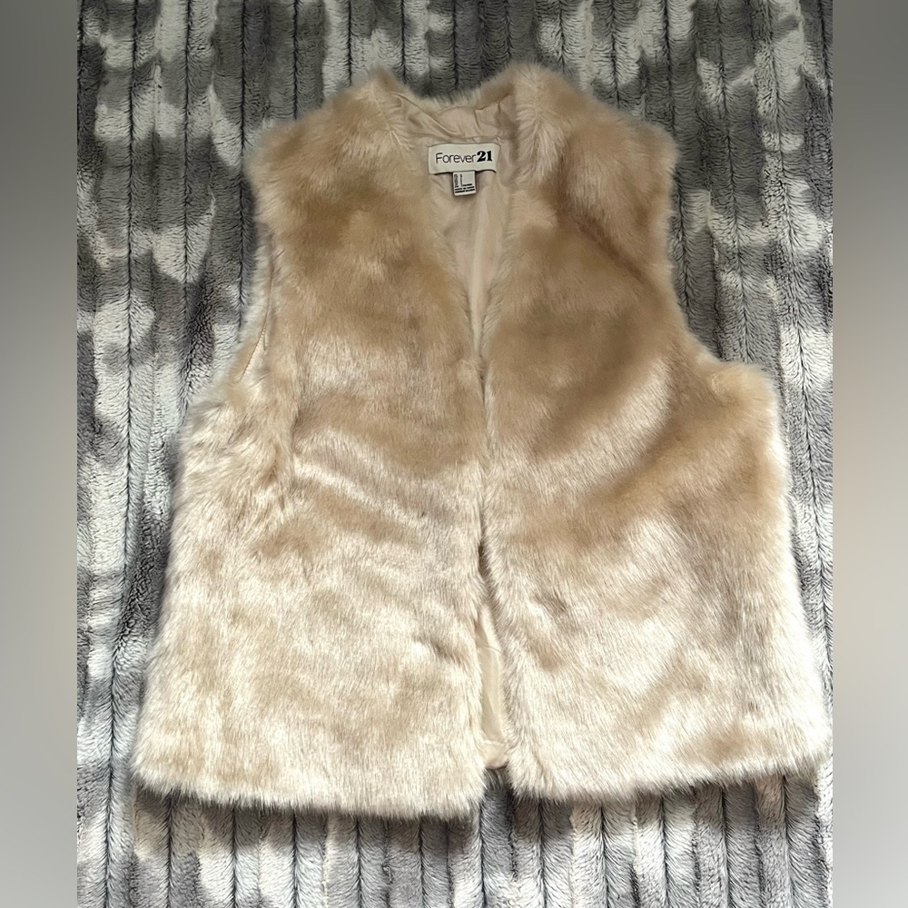 𝅺forever 21 Faux Fur Vest - Picture 2 of 9